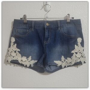 Tinseltown Jean's shorts with floral appliqué size small